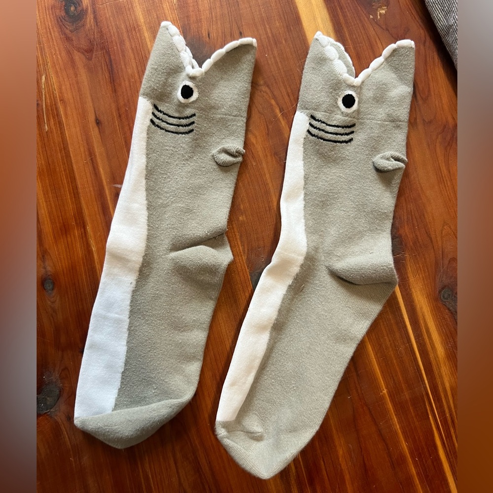 3/$10 🏷️ Shark Design Novelty Gray Socks
